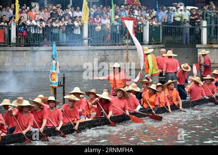 (170526) -- GUANGZHOU, 26. Mai 2017 -- Menschen nehmen an einer Drachenbootaktivität in Guangzhou, der Hauptstadt der südchinesischen Provinz Guangdong, am 26. Mai 2017 Teil. Am Freitag fand im Tianhe-Bezirk von Guangzhou eine Folklore-Veranstaltung statt, um das bevorstehende chinesische traditionelle Duanwu-Festival oder Dragon Boat Festival zu feiern. Das Festival findet am 30. Mai dieses Jahres statt. ) (zhs) CHINA-GUANGZHOU-DRAGON BOAT FESTIVAL-CELEBRATION (CN) LiangxXu PUBLICATIONxNOTxINxCHN Guangzhou im Mai 26 2017 Prominente nehmen an einer Dragon Boat Aktivität in Guangzhou Hauptstadt Südchinas Teil Provinz Guangdong im Mai 26 2017 eine Folk Activit Stockfoto