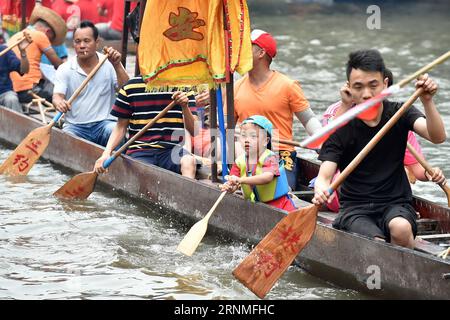 (170526) -- GUANGZHOU, 26. Mai 2017 -- Ein Kind nimmt an einer Drachenbootaktivität in Guangzhou, der Hauptstadt der südchinesischen Provinz Guangdong, am 26. Mai 2017 Teil. Am Freitag fand im Tianhe-Bezirk von Guangzhou eine Folklore-Veranstaltung statt, um das bevorstehende chinesische traditionelle Duanwu-Festival oder Dragon Boat Festival zu feiern. Das Festival findet am 30. Mai dieses Jahres statt. ) (zhs) CHINA-GUANGZHOU-DRAGON BOAT FESTIVAL-CELEBRATION (CN) LiangxXu PUBLICATIONxNOTxINxCHN Guangzhou Mai 26 2017 ein Kind nimmt an einer Dragon Boat-Aktivität in Guangzhou, der Hauptstadt Südchinas, Teil Provinz Guangdong Mai 26 2017 eine Folk-Aktivität Stockfoto