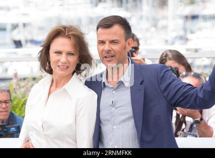 (170526) -- CANNES, 26. Mai 2017 -- die britische Schauspielerin Jacqueline Bisset (L) und Regisseur Francois Ozon posieren für den Fotocall des Films Amant Double (der doppelte Liebhaber) während des 70. Jährlichen Cannes Film Festivals im Palais des Festivals in Cannes, Frankreich, am 26. Mai 2017. )(yk) FRANKREICH-CANNES-70. CANNES FILM FESTIVAL-IN WETTBEWERB-Amt DOPPELFOTORUF XuxJinquan PUBLICATIONxNOTxINxCHN Cannes Mai 26 2017 britische Schauspielerin Jacqueline Bisset l und Regisseur Francois Ozone posieren für den Fototermin des Film Amant Double the Double Lover während des 70. Jährlichen Cannes Film Festivals IM Palais the F Stockfoto