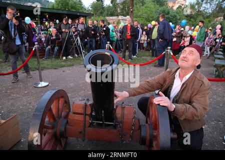 (170526) -- SARAJEVO, 26. Mai 2017 -- Ein Schütze überprüft eine Kanone in Sarajevo, Bosnien und Herzegowina, am 26. Mai 2017. Sarajevo markiert traditionell den Fastenbruch an jedem Ramadan-Tag mit dem Abfeuern einer Kanone. ) BOSNIEN UND HERZEGOWINA-SARAJEVO-RAMADAN-KANONE HarisxMemija PUBLICATIONxNOTxINxCHN Sarajevo Mai 26 2017 ein Schütze kontrolliert eine Kanone in Sarajevo Bosnien und Herzegowina AM 26 2017. Mai markiert Sarajevo traditionell den Bruch von fast an jedem Tag des Ramadans mit dem Abfeuern einer Kanone Bosnien und Herzegowina Sarajevo Ramadan Cannon HarisxBLATNIxMISCHIONNNNNIxTIOJA Stockfoto