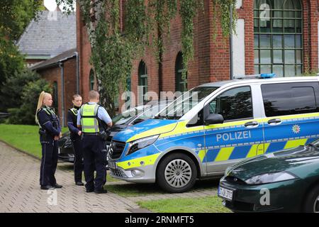 Dortmund, Deutschland. September 2023. Polizeibeamte stehen vor dem Eingang der Zeche Zollern in Dortmund. Im LWL-Museum Zeche Zollern läuft seit dem Frühjahr die Ausstellungswerkstatt „das ist kolonial“, mit der Besonderheit, dass der Raum jeden Samstag vier Stunden lang für Schwarze und Farbige als so genannter Safe-Raum reserviert ist. Seit einigen Tagen ist das Museum mit einer Vielzahl von Kommentaren konfrontiert. Quelle: Sascha Thelen/dpa/Alamy Live News Stockfoto