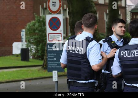 Dortmund, Deutschland. September 2023. Polizeibeamte stehen vor dem Eingang der Zeche Zollern in Dortmund Credit: Sascha Thelen/dpa/Alamy Live News Stockfoto