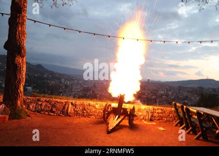 (170526) -- SARAJEVO, 26. Mai 2017 -- Ein Kanonenschuss markiert den Fastenbruch am ersten Tag des Ramadan in Sarajevo, Bosnien und Herzegowina, am 26. Mai 2017. Sarajevo markiert traditionell den Fastenbruch an jedem Ramadan-Tag mit dem Abfeuern einer Kanone. ) BOSNIEN UND HERZEGOWINA-SARAJEVO-RAMADAN-KANONE HarisxMemija PUBLICATIONxNOTxINxCHN Sarajevo Mai 26 2017 eine Kanone, die fast AM ersten Tag des Ramadans in Sarajevo Bosnien und Herzegowina AM 26 2017. Mai bricht Sarajevo traditionell den Bruch fast an jedem Tag des Ramadans mit dem Abfeuern einer Kanone Bosnien UND Herzegowina und Stockfoto