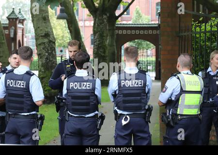 Dortmund, Deutschland. September 2023. Polizeibeamte stehen vor dem Eingang der Zeche Zollern in Dortmund Credit: Sascha Thelen/dpa/Alamy Live News Stockfoto