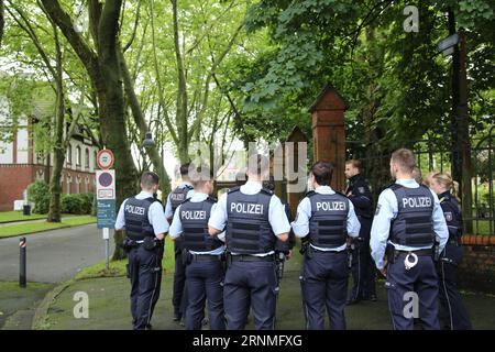 Dortmund, Deutschland. September 2023. Polizeibeamte stehen vor dem Eingang der Zeche Zollern in Dortmund. Im LWL-Museum Zeche Zollern läuft seit dem Frühjahr die Ausstellungswerkstatt „das ist kolonial“, mit der Besonderheit, dass der Raum jeden Samstag vier Stunden lang für Schwarze und Farbige als so genannter Safe-Raum reserviert ist. Seit einigen Tagen ist das Museum mit einer Vielzahl von Kommentaren konfrontiert. Quelle: Sascha Thelen/dpa/Alamy Live News Stockfoto