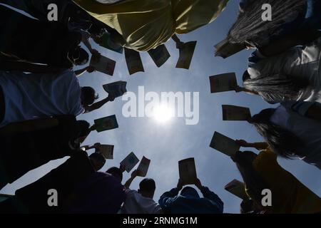 (170527) -- LINFEN, 27. Mai 2017 -- Senioren posieren für ein Gruppenfoto an der Red Ribbon School in Linfen, nordchinesische Provinz Shanxi, 24. Mai 2017. Die Schule Red Ribbon, das HIV/AIDS-Symbol, wurde 2011 gegründet. Es ist früher ein Klassenzimmer des Volkskrankenhauses Linfen Nr. 3. Insgesamt leben 36 HIV-Trägerschüler in drei Klassen in der Schule. Kinder konnten medizinische Behandlung, psychologische Ausbildung sowie akademische Ausbildung an der Schule erhalten. Sechzehn Senioren der Schule nahmen am Freitag an der Abschlussfeier Teil und werden an der diesjährigen Nationalversammlung teilnehmen Stockfoto