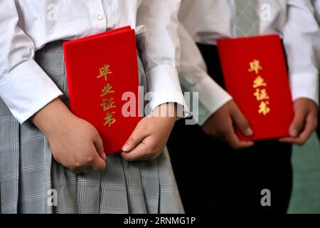 (170527) -- LINFEN, 27. Mai 2017 -- Studenten mit Abschlusszertifikaten besuchen eine Abschlussfeier an der Red Ribbon School in Linfen, nordchinesische Provinz Shanxi, 26. Mai 2017. Die Schule Red Ribbon, das HIV/AIDS-Symbol, wurde 2011 gegründet. Es ist früher ein Klassenzimmer des Volkskrankenhauses Linfen Nr. 3. Insgesamt leben 36 HIV-Trägerschüler in drei Klassen in der Schule. Kinder konnten medizinische Behandlung, psychologische Ausbildung sowie akademische Ausbildung an der Schule erhalten. Sechzehn Senioren der Schule besuchten ihre Abschlussfeier am Freitag und W Stockfoto