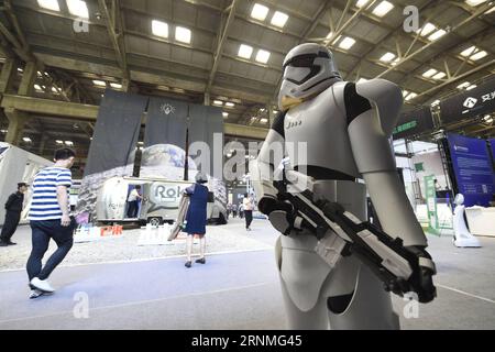 (170527) -- HANGZHOU, 27. Mai 2017 -- Menschen besuchen Hangzhou International Future Life Festival in Hangzhou, Hauptstadt der ostchinesischen Provinz Zhejiang, 27. Mai 2017. Das dreitägige Festival zeigt einige Technologien und Lösungen, die sich auf das zukünftige Leben auswirken können. ) (Zkr) CHINA-HANGZHOU-FUTURE LIFE FESTIVAL (CN) LixZhong PUBLICATIONxNOTxINxCHN Hangzhou 27 2017 Prominente besuchen Hangzhou International Future Life Festival in Hangzhou Hauptstadt der ostchinesischen Provinz S Zhejiang 27 2017. Mai das 3-tägige Festival würde einige Technologien und Lösungen zeigen Thatcher kann sich auf das zukünftige Leben auswirken CCR China Hangzhou Stockfoto