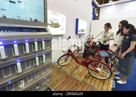 (170527) -- HANGZHOU, 27. Mai 2017 -- die Menschen sehen ein gemeinsames Elektrofahrrad-System beim Hangzhou International Future Life Festival in Hangzhou, der Hauptstadt der ostchinesischen Provinz Zhejiang, am 27. Mai 2017. Das dreitägige Festival zeigt einige Technologien und Lösungen, die sich auf das zukünftige Leben auswirken können. ) (Zkr) CHINA-HANGZHOU-FUTURE LIFE FESTIVAL(CN) LixZhong PUBLICATIONxNOTxINxCHN Hangzhou 27 2017 Prominente Sehen Sie sich ein gemeinsames Elektrofahrrad-System AUF DEM Hangzhou International Future Life Festival in Hangzhou Hauptstadt der ostchinesischen Provinz S Zhejiang im Mai 27 2017 an. Das 3-tägige Festival würde einige Technologien zeigen Stockfoto