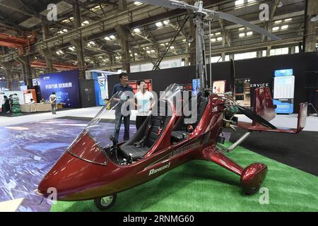 (170527) -- HANGZHOU, 27. Mai 2017 -- Menschen sehen einen automatischen Hubschrauber beim Hangzhou International Future Life Festival in Hangzhou, der Hauptstadt der ostchinesischen Provinz Zhejiang, am 27. Mai 2017. Das dreitägige Festival zeigt einige Technologien und Lösungen, die sich auf das zukünftige Leben auswirken können. ) (Zkr) CHINA-HANGZHOU-FUTURE LIFE FESTIVAL (CN) LixZhong PUBLICATIONxNOTxINxCHN Hangzhou Mai 27 2017 Prominente Blick auf automatischen Hubschrauber AUF Hangzhou International Future Life Festival in Hangzhou Hauptstadt der ostchinesischen Provinz S Zhejiang Mai 27 2017 das 3-tägige Festival würde einige Technologien und Lösungen zeigen Stockfoto