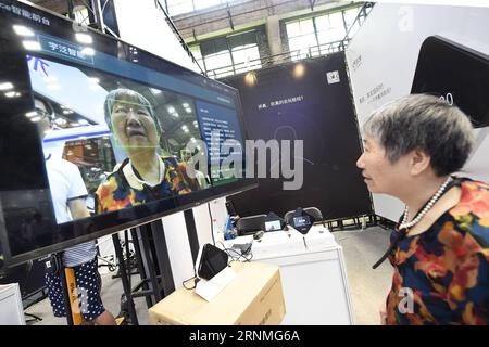 (170527) -- HANGZHOU, 27. Mai 2017 -- Eine Frau erlebt ein Gesichtserkennungssystem beim Hangzhou International Future Life Festival in Hangzhou, der Hauptstadt der ostchinesischen Provinz Zhejiang, 27. Mai 2017. Das dreitägige Festival zeigt einige Technologien und Lösungen, die sich auf das zukünftige Leben auswirken können. ) (Zkr) CHINA-HANGZHOU-FUTURE LIFE FESTIVAL(CN) LixZhong PUBLICATIONxNOTxINxCHN Hangzhou Mai 27 2017 eine Frau erlebt ein Gesichtserkennungssystem BEIM Hangzhou International Future Life Festival in Hangzhou Hauptstadt der ostchinesischen Provinz S Zhejiang Mai 27 2017 das 3-tägige Festival würde einige Technologie zeigen Stockfoto