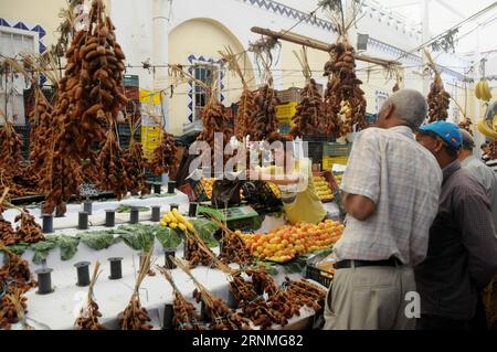 (170527) -- TUNIS, 27. Mai 2017 -- tunesische Muslime kaufen am 27. Mai 2017 auf einem Markt in Tunis, der Hauptstadt Tunesiens, Lebensmittel und bereiten sich auf den heiligen Monat Ramadan vor, in dem sie von morgens bis abends fasten. Muslime in Tunesien beobachteten am Samstag den ersten Tag des heiligen Fastenmonats Ramadan. (yk) TUNISIA-SOCIETY-RAMADAN AdelexEzzine PUBLICATIONxNOTxINxCHN Stockfoto