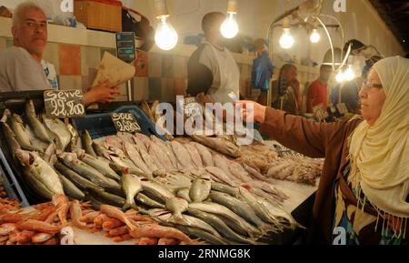 (170527) -- TUNIS, 27. Mai 2017 -- tunesische Muslime kaufen am 27. Mai 2017 auf einem Markt in Tunis, der Hauptstadt Tunesiens, Lebensmittel und bereiten sich auf den heiligen Monat Ramadan vor, in dem sie von morgens bis abends fasten. Muslime in Tunesien beobachteten am Samstag den ersten Tag des heiligen Fastenmonats Ramadan. (yk) TUNESIEN-GESELLSCHAFT-RAMADAN AdelexEzzine PUBLICATIONxNOTxINxCHN Tunis Mai 27 2017 tunesische Muslime kaufen Lebensmittel auf einem Markt in Tunis Hauptstadt Tunesiens AM 27 2017. Mai Vorbereitung auf den Heiligen Monat Ramadan, während dessen sie fast von der Morgengrauen bis zur Abenddämmerung am ersten Tag des beobachteten Stockfoto