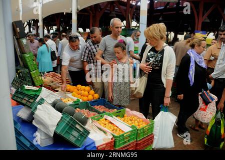 (170527) -- TUNIS, 27. Mai 2017 -- tunesische Muslime kaufen am 27. Mai 2017 auf einem Markt in Tunis, der Hauptstadt Tunesiens, Lebensmittel und bereiten sich auf den heiligen Monat Ramadan vor, in dem sie von morgens bis abends fasten. Muslime in Tunesien beobachteten am Samstag den ersten Tag des heiligen Fastenmonats Ramadan. (yk) TUNESIEN-GESELLSCHAFT-RAMADAN AdelexEzzine PUBLICATIONxNOTxINxCHN Tunis Mai 27 2017 tunesische Muslime kaufen Lebensmittel auf einem Markt in Tunis Hauptstadt Tunesiens AM 27 2017. Mai Vorbereitung auf den Heiligen Monat Ramadan, während dessen sie fast von der Morgengrauen bis zur Abenddämmerung am ersten Tag des beobachteten Stockfoto