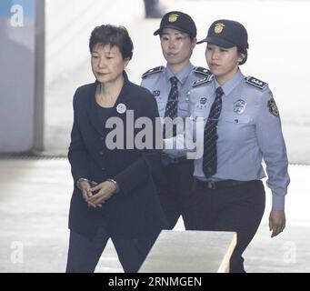 (170528) -- PEKING, 28. Mai 2017 -- Südkoreas ehemaliger Präsident Park Geun-hye (L) kommt am 25. Mai 2017 zu einem Prozess vor dem Seoul Central District Court in Seoul, Südkorea. ) XINHUA FOTO WÖCHENTLICHE ENTSCHEIDUNGEN LeexSang-ho PUBLICATIONxNOTxINxCHN Peking Mai 28 2017 Südkoreas ehemaliger Präsident Park Geun Hye l trifft AM 25 2017. Mai zu einem Prozess AM Seoul Central District Court in Seoul Südkorea ein XINHUA Foto wöchentliche Entscheidungen Ho PUBLICATIONxNOTxINxCHN Stockfoto