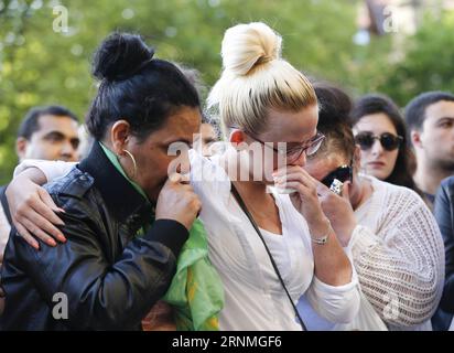 (170528) -- PEKING, 28. Mai 2017 -- Menschen besuchen eine Mahnwache bei Kerzenschein, um die Opfer des Terroranschlags von Manchester am Albert Square in Manchester, Großbritannien, am 23. Mai 2017 zu betrauern. ) XINHUA FOTO WÖCHENTLICHE ENTSCHEIDUNGEN HanxYan PUBLICATIONxNOTxINxCHN Peking Mai 28 2017 Prominente besuchen eine Kerzenlicht Vigil nach Morne die Opfer des Manchester Terror Attentats AUF Albert Square in Manchester Großbritannien AM 23. Mai 2017 XINHUA Foto wöchentliche Entscheidungen HanxYan PUBLICATIONxNOTxINxCHN Stockfoto