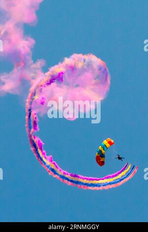 (170528) -- PEKING, 28. Mai 2017 -- Ein Sportler führt Fallschirmspringen während einer Flugschau in Anyang in der zentralchinesischen Provinz Henan, 27. Mai 2017. ) XINHUA FOTO WÖCHENTLICHE ENTSCHEIDUNGEN LixGang PUBLICATIONxNOTxINxCHN Peking Mai 28 2017 ein Sportler führt Fallschirmspringen während der Flugschau in Anyang der zentralchinesischen Provinz S Henan Mai 27 2017 XINHUA Foto wöchentliche Entscheidungen LixGang PUBLICATIONxNOTxINxCHN Stockfoto