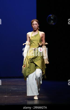 (170528) -- PEKING, 28. Mai 2017 -- Ein Modell zeigt eine Schöpfung während der Endaufführung des 4. Pekinger Figurativen Design Wettbewerbs von Studenten an der Central Academy of Drama in Peking, Hauptstadt von China, 28. Mai 2017. Der Wettbewerb wurde seit 2011 alle zwei Jahre ausgetragen und hat sich zu einem wichtigen Wettbewerb für Studenten des Kunstdesigns entwickelt. ) (zhs) CHINA-BEIJING-FASHION-DESIGN-WETTBEWERB (CN) XinxYuewei PUBLICATIONxNOTxINxCHN Peking Mai 28 2017 ein Modell zeigt eine Schöpfung während der Endaufführung des 4. Beijing Figurative Design Competition of College Stockfoto