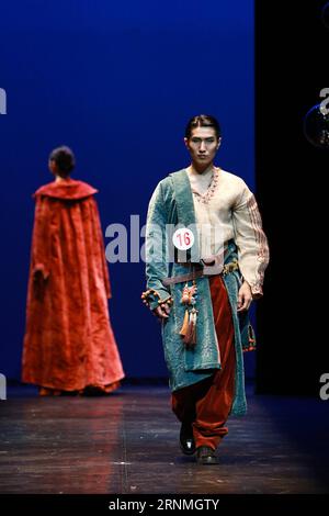 (170528) -- PEKING, 28. Mai 2017 -- Modelle zeigen Kreationen während der Endaufführung des 4. Pekinger Figurativen Design Wettbewerbs von Studenten an der Central Academy of Drama in Peking, Hauptstadt von China, am 28. Mai 2017. Der Wettbewerb wurde seit 2011 alle zwei Jahre ausgetragen und hat sich zu einem wichtigen Wettbewerb für Studenten des Kunstdesigns entwickelt. ) (zhs) CHINA-BEIJING-FASHION-DESIGN-WETTBEWERB (CN) XinxYuewei PUBLICATIONxNOTxINxCHN Peking Mai 28 2017 Models Display Creations während der Endaufführung des 4. Beijing Figurative Design Competition des College Studen Stockfoto