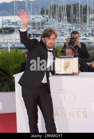 (170529) -- CANNES, 29. Mai 2017 -- der schwedische Regisseur Ruben Ostlund posiert mit seiner Trophäe während eines Fotocalls beim 70. Cannes Film Festival in Cannes, Frankreich, 28. Mai 2017. Film The Square unter der Regie von Ruben Ostlund gewann die Palme d or des 70. Filmfestivals von Cannes. (hy) FRANCE-CANNES FILM FESTIVAL-PALME D ODER XuxJinquan PUBLICATIONxNOTxINxCHN Cannes Mai 29 2017 der schwedische Regisseur Ruben Ostlund posiert mit seiner Trophäe während eines Fotogesprächs AUF dem 70. Cannes Film Festival in Cannes Frankreich Mai 28 2017 Film der Platz unter der Regie von Ruben Ostlund gewann die Palme D oder der 70. Cannes Film Festiva Stockfoto