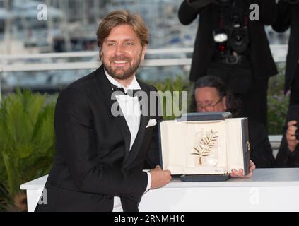 (170529) -- CANNES, 29. Mai 2017 -- der schwedische Regisseur Ruben Ostlund posiert mit seiner Trophäe während eines Fotocalls beim 70. Cannes Film Festival in Cannes, Frankreich, 28. Mai 2017. Film The Square unter der Regie von Ruben Ostlund gewann die Palme d or des 70. Filmfestivals von Cannes. (hy) FRANCE-CANNES FILM FESTIVAL-PALME D ODER XuxJinquan PUBLICATIONxNOTxINxCHN Cannes Mai 29 2017 der schwedische Regisseur Ruben Ostlund posiert mit seiner Trophäe während eines Fotogesprächs AUF dem 70. Cannes Film Festival in Cannes Frankreich Mai 28 2017 Film der Platz unter der Regie von Ruben Ostlund gewann die Palme D oder der 70. Cannes Film Festiva Stockfoto