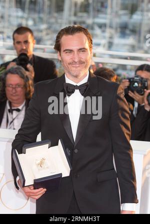 (170529) -- CANNES, 29. Mai 2017 -- Schauspieler Joaquin Phoenix, Gewinner des Best Actor Award für den Film You Were Never Really Here, posiert während eines Fotogesprächs beim 70. Cannes Film Festival in Cannes, Frankreich, 28. Mai 2017. ) (hy) FRANCE-CANNES FILM FESTIVAL XuxJinquan PUBLICATIONxNOTxINxCHN Cannes Mai 29 2017 Schauspieler Joaquin Phoenix Gewinner des besten Schauspielerpreises für den Film You Were Never Really Het während eines Fotogesprächs AUF dem 70. Cannes Film Festival in Cannes Frankreich Mai 28 2017 Hy France Cannes Film Festival XuxJinquan PUBLICATIONxNOTxINxCHN Stockfoto