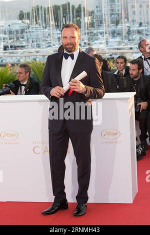 (170529) -- CANNES, 29. Mai 2017 -- Regisseur Yorgos Lanthimos für den Film The Killing of the Sacred Deer , der mit dem Best Screenplay Award ausgezeichnet wurde, posiert während eines Fotogesprächs beim 70. Filmfestival von Cannes in Cannes, Frankreich, 28. Mai 2017. ) (hy) FRANCE-CANNES FILM FESTIVAL XuxJinquan PUBLICATIONxNOTxINxCHN Cannes Mai 29 2017 Regisseur Yorgos Lanthimos für den Film The Killing of the Sacred Deer, der mit dem besten Drehbuchpreis ausgezeichnet wurde, während eines Fotogesprächs BEIM 70. Cannes Film Festival in Cannes, Frankreich, Mai 28 2017, Hy France, Cannes Film Festival XuxJinquan PUBLICATIONxNOTxINxCHN Stockfoto