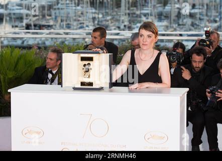 (170529) -- CANNES, 29. Mai 2017 -- Regisseur Leonor Serraille für den Film Jeune Femme, der mit dem Camera d or Award ausgezeichnet wurde, posiert während eines Fotogesprächs beim 70. Cannes Film Festival in Cannes, Frankreich, 28. Mai 2017. ) (hy) FRANCE-CANNES FILM FESTIVAL XuxJinquan PUBLICATIONxNOTxINxCHN Cannes Mai 29 2017 Regisseur Leonor für den Film Jeune Femme, der die Camera D oder Award Posen während eines Fotogesprächs AUF dem 70. Cannes Film Festival in Cannes Frankreich Mai 28 2017 gewann Hy France Cannes Film Festival XuxJinquan PUBLICATIONxNOTxINxCHN Stockfoto