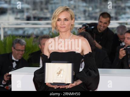 (170529) -- CANNES, 29. Mai 2017 -- Schauspielerin Diane Kruger, Gewinnerin des Preises für die beste Schauspielerin für den Film in der Fade, posiert während eines Fotogesprächs beim 70. Filmfestival von Cannes in Cannes, Frankreich, 28. Mai 2017. ) (hy) FRANKREICH-CANNES FILMFESTIVAL XuxJinquan PUBLICATIONxNOTxINxCHN Cannes Mai 29 2017 Schauspielerin Diane Kruger Gewinnerin des Preises der besten Schauspielerin für den Film in der Fade posiert während eines Fotogesprächs AUF dem 70. Cannes Filmfestival in Cannes Frankreich Mai 28 2017 Hy France Cannes Filmfestival XuxJinquan PUBLICATIONxNOTxINxCHN Stockfoto