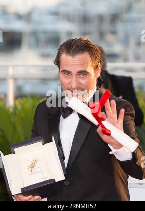 (170529) -- CANNES, 29. Mai 2017 -- Schauspieler Joaquin Phoenix, Gewinner des Best Actor Award für den Film You Were Never Really Here, posiert während eines Fotogesprächs beim 70. Cannes Film Festival in Cannes, Frankreich, 28. Mai 2017. ) (hy) FRANCE-CANNES FILM FESTIVAL XuxJinquan PUBLICATIONxNOTxINxCHN Cannes Mai 29 2017 Schauspieler Joaquin Phoenix Gewinner des besten Schauspielerpreises für den Film You Were Never Really Het während eines Fotogesprächs AUF dem 70. Cannes Film Festival in Cannes Frankreich Mai 28 2017 Hy France Cannes Film Festival XuxJinquan PUBLICATIONxNOTxINxCHN Stockfoto