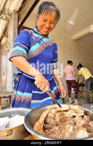 (170529) -- NANNING, 29. Mai 2017 -- Eine Frau der Zhuang-ethnischen Gruppe bereitet Zutaten für einen großen Zongzi in der Luobo Township im Bezirk Wuming von Nanning, südchinesische autonome Region Guangxi Zhuang, 28. Mai 2017 vor. Der kissenförmige Zongzi in Luobo besteht aus klebrigem Reis, Gramm und Fleisch. )(mcg) CHINA-NANNING-DRAGON BOAT FESTIVAL-ZONGZI (CN) PanxHuaqing PUBLICATIONxNOTxINxCHN Nanning Mai 29 2017 eine Frau der Zhuang ethnischen Gruppe bereitet Zutaten für ein großes Kissen geformtes Zongzi in DER Gemeinde Luobo im Bezirk Wuming von Nanning Südchina S Guangxi Zhuang vor Stockfoto