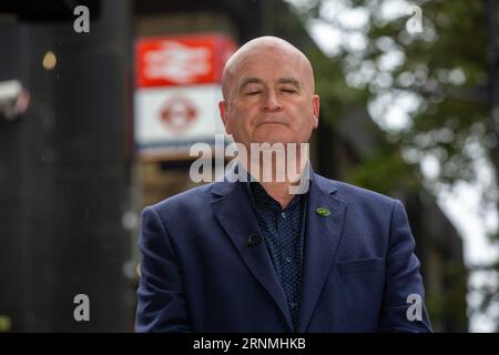 London, England, Großbritannien. September 2023. Der Generalsekretär der National Union of Rail, Maritime and Transport Workers (RMT) MICK LYNCH wird an der Picketlinie vor der Euston Station gesehen, da bis zu 20.000 Mitglieder der RMT-gewerkschaft bei 14 Betreibern aussteigen. (Bild: © Tayfun Salci/ZUMA Press Wire) NUR REDAKTIONELLE VERWENDUNG! Nicht für kommerzielle ZWECKE! Quelle: ZUMA Press, Inc./Alamy Live News Stockfoto