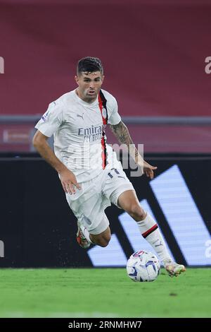 Mailands amerikanischer Stürmer Christian Pulisic kontrolliert den Ball während des Fußballspiels der Serie A zwischen AS Roma und AC Mailand. Stockfoto