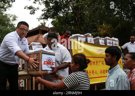 (170531) -- YABARALUWA (SRI LANKA), 31. Mai 2017 -- Ein Mitarbeiter der China Machinery Engineering Corporation (1st L) spendet Hilfsgüter im Dorf Yabaraluwa in der Nähe von Colombo, Sri lanka, 30. Mai 2017. Chinesische Staatsbürger und Unternehmen in Sri Lanka haben mit Spenden begonnen, um Tausenden von Opfern zu helfen, die von schweren Überschwemmungen und Erdrutschen betroffen waren. ) (hy) SRI LANKA-YABARALUWA-FLOODS-CHINA-DONATION HuangxHaimin PUBLICATIONxNOTxINxCHN Sri Lanka Mai 31 2017 ein Mitarbeiter der China Machinery Engineering Corporation 1st l spendet Hilfsgüter im Dorf bei Colombo Sri Lanka Mai 30 2017 Chinesen Stockfoto