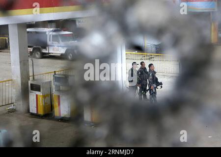 (170531) -- MARAWI CITY, 31. Mai 2017 -- Mitglieder der philippinischen National Police Special Action Force werden durch ein Kugelloch gesehen, als sie ein Gebiet in Marawi City, Lanao Del Sur Province, Philippinen, sichern, 31. Mai 2017. Mehr als 100 Menschen, darunter Zivilisten, wurden in den einwöchigen Waffenschlachten zwischen den Regierungstruppen und der militanten Gruppe Maute getötet, die auch die mehr als 200.000 Einwohner der Stadt zur Flucht zwangen. ) (hy) PHILIPPINEN-MARAWI CITY-SECURITY-MILITARY ROUELLExUMALI PUBLICATIONxNOTxINxCHN MARAWI City Mai 31 2017 Mitglieder der philippinischen Nationalpolizei Spec Stockfoto