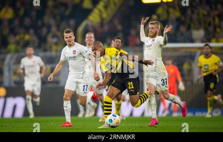 Dortmund, Deutschland. September 2023. Donyell Malen (BVB), Florian Pick und Jan-Niklas Beste (FCH) Borussia Dortmund - 1. FC Heidenheim 01.09.2023 Cop Stockfoto