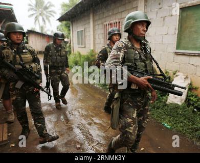 (170601) -- LANAO DEL SUR PROVINZ, 1. Juni 2017 -- Soldaten laufen unter dem Regen, während sie nach Bewohnern suchen, die noch in ihren Häusern in Marawi Stadt in Lanao Del Sur Provinz, Philippinen, 1. Juni 2017, gefangen sind. Weitere Elitetruppen werden in die belagerte Marawi City auf den südlichen Philippinen geflogen, um 30 bis 40 Militante der Maute-Gruppe, die sich in einigen Teilen der Stadt verstecken, zu vernichten, sagten die philippinischen Behörden am Mittwoch. Eine der Prioritäten ist die Rettung von etwa 2.000 Zivilisten, die in den Konfliktgebieten gefangen sind. )(ZHF) DIE PHILIPPINEN-LANAO DEL SUR PROVINZ-MILITÄROPERATION ROUELLEXUMALI P Stockfoto