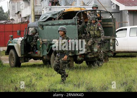 (170601) -- LANAO DEL SUR PROVINZ, 1. Juni 2017 -- Soldaten steigen aus einem Militärfahrzeug aus, während sie nach Bewohnern suchen, die noch in ihren Häusern in Marawi Stadt in Lanao Del Sur Provinz, Philippinen, 1. Juni 2017, gefangen sind. Weitere Elitetruppen werden in die belagerte Marawi City auf den südlichen Philippinen geflogen, um 30 bis 40 Militante der Maute-Gruppe, die sich in einigen Teilen der Stadt verstecken, zu vernichten, sagten die philippinischen Behörden am Mittwoch. Eine der Prioritäten ist die Rettung von etwa 2.000 Zivilisten, die in den Konfliktgebieten gefangen sind. )(ZHF) DIE PHILIPPINEN-LANAO DEL SUR PROVINZ-MILITÄROPERATION ROU Stockfoto