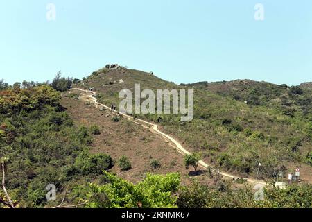 (170601) -- HONG KONG, 1. Juni 2017 -- Menschen gehen auf dem Yuen Tsuen Ancient Trail in Hong Kong, Südchina, 10. März 2013. )(mcg) CHINA-HONG KONG-MOUNTAIN PATH-DAILY LIFE (CN) LixPeng PUBLICATIONxNOTxINxCHN Hong Kong 1. Juni 2017 Prominente spazieren auf dem Yuen Tsuen Ancient Trail in Hong Kong South China 10. März 2013 mcg China Hong Kong Mountain Path Daily Life CN LixPeng PUBLICATIONxNOTxINxCHN Stockfoto