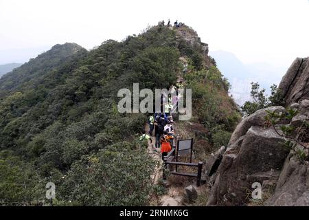 (170601) -- HONGKONG, 1. Juni 2017 -- Menschen besuchen den Löwenfelsen in Hongkong, Südchina, 12. Januar 2013. )(mcg) CHINA-HONG KONG-MOUNTAIN PATH-DAILY LIFE (CN) LixPeng PUBLICATIONxNOTxINxCHN Hong Kong 1. Juni 2017 Prominente besuchen den Lion Rock in Hong Kong South China 12. Januar 2013 mcg China Hong Kong Mountain Path Daily Life CN LixPeng PUBLICATIONxNOTxINxCHN Stockfoto