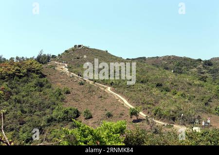 (170601) -- HONG KONG, 1. Juni 2017 -- Menschen gehen auf dem Yuen Tsuen Ancient Trail in Hong Kong, Südchina, 10. März 2013. )(mcg) CHINA-HONG KONG-MOUNTAIN PATH-DAILY LIFE (CN) LixPeng PUBLICATIONxNOTxINxCHN Hong Kong 1. Juni 2017 Prominente spazieren auf dem Yuen Tsuen Ancient Trail in Hong Kong South China 10. März 2013 mcg China Hong Kong Mountain Path Daily Life CN LixPeng PUBLICATIONxNOTxINxCHN Stockfoto