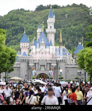 (170602) -- HONG KONG, 2. Juni 2017 -- Foto zeigt Touristen, die das Hong Kong Disneyland in Hong Kong, Südchina, besuchen, 12. September 2010. Im Jahr 2017 jährt sich die Rückkehr Hongkongs ins Mutterland zum 20. Mal. (zhs) CHINA-HONG KONG-ANNIVERSARY-MEMORIES (CN) HuangxXiaoyong PUBLICATIONxNOTxINxCHN Hong KONG 2. Juni 2017 Datei Foto zeigt Touristen, die das Hong Kong Disneyland in Hong Kong Südchina besuchen 12. September 2010 das Jahr 2017 markiert den 20. Jahrestag der Rückkehr von Hong Kong S ins Mutterland zhs China Hong Kong Anniversary Memories CN HuangxXiaoyong PUBLICATIONxNOTxINxCHN Stockfoto