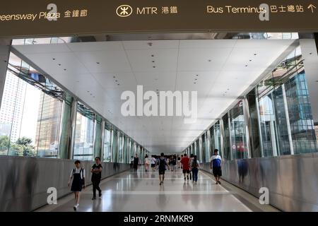 (170602) -- HONG KONG, 2. Juni 2017 -- Padestrianer laufen auf einer Überführung in der Admiralität in Hong Kong, Südchina, 27. Mai 2017. Hongkong hat verschiedene Arten von Einrichtungen und Installationen für die Bequemlichkeit des Lebens der Menschen gebaut. Am 1. Juli 2017 jährt sich die Rückkehr Hongkongs ins Mutterland zum 20. Mal. ) (zhs) CHINA-HONG KONG-RETURN ANNIVERSARY (CN) LixPeng PUBLICATIONxNOTxINxCHN Hong Kong 2. Juni 2017 Spaziergang zur Überführung in der Admiralität in Hong Kong Südchina Mai 27 2017 Hong Kong hat verschiedene Arten von Einrichtungen gebaut und Installationen für die Bequemlichkeit von Prominenten S eingerichtet Stockfoto