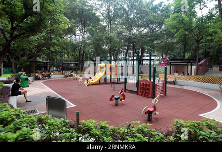 (170602) -- HONGKONG, 2. Juni 2017 -- Kinder spielen in einem Minipark in Hongkong, Südchina, 30. Mai 2017. Hongkong hat verschiedene Arten von Einrichtungen und Installationen für die Bequemlichkeit des Lebens der Menschen gebaut. Am 1. Juli 2017 jährt sich die Rückkehr Hongkongs ins Mutterland zum 20. Mal. ) (zhs) CHINA-HONG KONG-RETURN ANNIVERSARY (CN) LixPeng PUBLICATIONxNOTxINxCHN Hong KONG 2. Juni 2017 Kinder spielen IN einem Mini Park in Hong Kong Südchina Mai 30 2017 Hong Kong hat verschiedene Arten von Einrichtungen gebaut und Installationen für die Bequemlichkeit von Prominenten S Life 1. Juli 2017 März eingerichtet Stockfoto