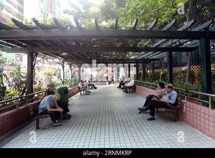 (170602) -- HONGKONG, 2. Juni 2017 -- Senioren ruhen auf Stühlen im Wan Chai in Hongkong, Südchina, 27. Mai 2017. Hongkong hat verschiedene Arten von Einrichtungen und Installationen für die Bequemlichkeit des Lebens der Menschen gebaut. Am 1. Juli 2017 jährt sich die Rückkehr Hongkongs ins Mutterland zum 20. Mal. ) (zhs) CHINA-HONG KONG-RETURN ANNIVERSARY (CN) LixPeng PUBLICATIONxNOTxINxCHN Hong KONG 2. Juni 2017 Senioren ruhen sich AUF Stühlen IM Wan Chai in Hong Kong Südchina Mai 27 2017 Hongkong hat verschiedene Arten von Einrichtungen gebaut und Installationen eingerichtet, um Celebre zu erleichtern Stockfoto