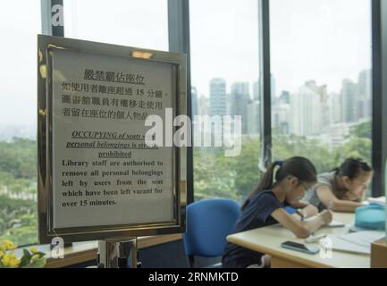 (170602) -- HONG KONG, 2. Juni 2017 -- Menschen lesen in der Hong Kong Central Library in Hong Kong, Südchina, 30. Mai 2017. Hongkong hat verschiedene Arten von Einrichtungen und Installationen für die Bequemlichkeit des Lebens der Menschen gebaut. Am 1. Juli 2017 jährt sich die Rückkehr Hongkongs ins Mutterland zum 20. Mal. ) (zhs) CHINA-HONG KONG-RETURN ANNIVERSARY (CN) LiuxYun PUBLICATIONxNOTxINxCHN Hong KONG 2. Juni 2017 Prominente Lesen IN der Hong Kong Central Library in Hong Kong Südchina Mai 30 2017 Hong Kong hat verschiedene Arten von Einrichtungen gebaut und Installationen für die Bequemlichkeit eingerichtet Stockfoto