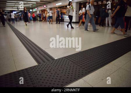 (170602) -- HONG KONG, 2. Juni 2017 -- abgeschnittene Kuppeln werden auf dem Boden für Fußgänger gesehen, die in einer U-Bahn-Station in Hong Kong, Südchina, am 2. Juni 2017 sehbehindert sind. Hongkong hat verschiedene Arten von Einrichtungen und Installationen für die Bequemlichkeit des Lebens der Menschen gebaut. Am 1. Juli 2017 jährt sich die Rückkehr Hongkongs ins Mutterland zum 20. Mal. ) (zhs) CHINA-HONG KONG-RETURN ANNIVERSARY (CN) LuixSiuxWai PUBLICATIONxNOTxINxCHN Hong KONG 2. Juni 2017 Crununcated Domes sind Seen AM Boden für Fußgänger, die in einer U-Bahn-Station in Hong Kong South C sehbehindert sind Stockfoto