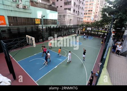 (170602) -- HONG KONG, 2. Juni 2017 -- Junge Leute spielen Basketball in der Nähe der Wan Chai Road in Hong Kong, Südchina, 27. Mai 2017. Hongkong hat verschiedene Arten von Einrichtungen und Installationen für die Bequemlichkeit des Lebens der Menschen gebaut. Am 1. Juli 2017 jährt sich die Rückkehr Hongkongs ins Mutterland zum 20. Mal. ) (zhs) CHINA-HONG KONG-RETURN ANNIVERSARY (CN) LixPeng PUBLICATIONxNOTxINxCHN Hong KONG 2. Juni 2017 Junge Prominente spielen Basketball in der Nähe der Wan Chai Road in Hong Kong Südchina Mai 27 2017 Hong Kong hat verschiedene Arten von Einrichtungen gebaut und Installationen für Th eingerichtet Stockfoto