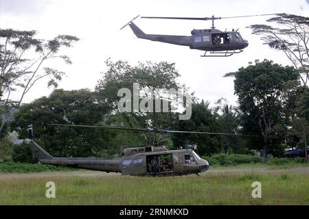 (170602) -- MARAWI, 2. Juni 2017 -- Regierungssoldaten steigen in Militärhubschrauber ein, während sie ihren Angriff auf Aufständische aus der militanten Gruppe Maute in der Provinz Lanao Del Sur, Philippinen, am 2. Juni 2017 fortsetzen. Weitere Elitetruppen wurden in die belagerte Marawi City auf den südlichen Philippinen geschickt, um die verbliebenen Mitglieder der militanten Gruppe Maute, die sich in einigen Teilen der Stadt verstecken, zu vernichten. )(gl) PHILIPPINEN-MARAWI-CLASH-REGIERUNGSTRUPPEN RouellexUmali PUBLICATIONxNOTxINxCHN MARAWI 2. Juni 2017 Regierungs-Soldaten Board Militärhubschrauber, während sie ihren Angriff aga fortsetzen Stockfoto