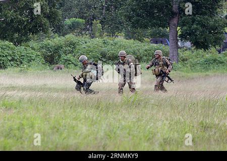 (170602) -- MARAWI, 2. Juni 2017 -- Regierungssoldaten rücken an Bord von Militärhubschraubern vor, während sie ihren Angriff auf Aufständische aus der militanten Gruppe Maute in der Provinz Lanao Del Sur, Philippinen, am 2. Juni 2017 fortsetzen. Weitere Elitetruppen wurden in die belagerte Marawi City auf den südlichen Philippinen geschickt, um die verbliebenen Mitglieder der militanten Gruppe Maute, die sich in einigen Teilen der Stadt verstecken, zu vernichten. )(gl) PHILIPPINEN-MARAWI-CLASH-REGIERUNGSTRUPPEN RouellexUmali PUBLICATIONxNOTxINxCHN MARAWI 2. Juni 2017 Regierungssoldaten rücken an Bord von Militärhubschraubern vor, während sie fortfahren Stockfoto